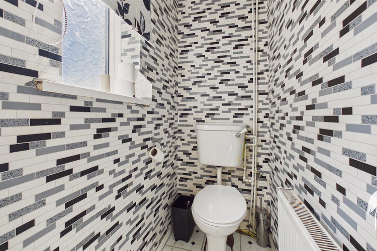 Downstairs WC - Picture 6 of 14