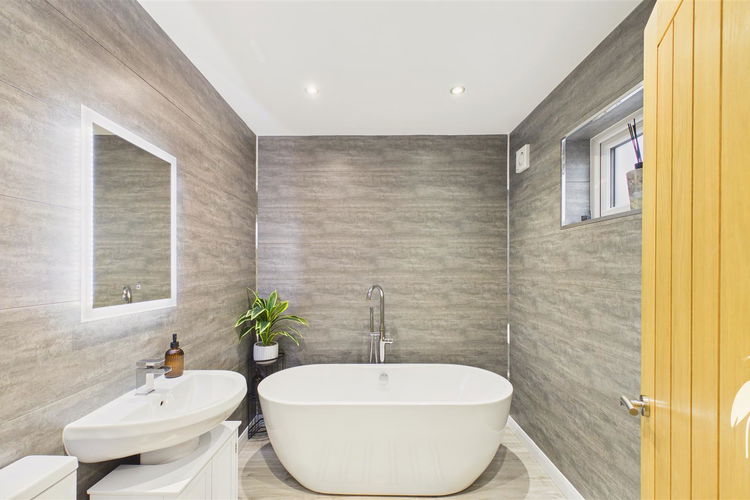 Bathroom - Picture 18 of 35