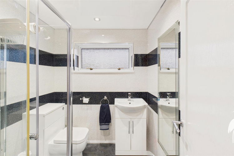 Shower Room - Picture 15 of 18