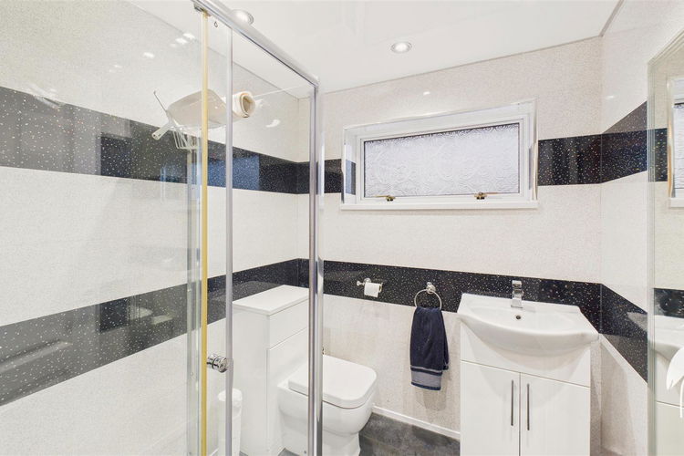 Shower Room - Picture 16 of 18