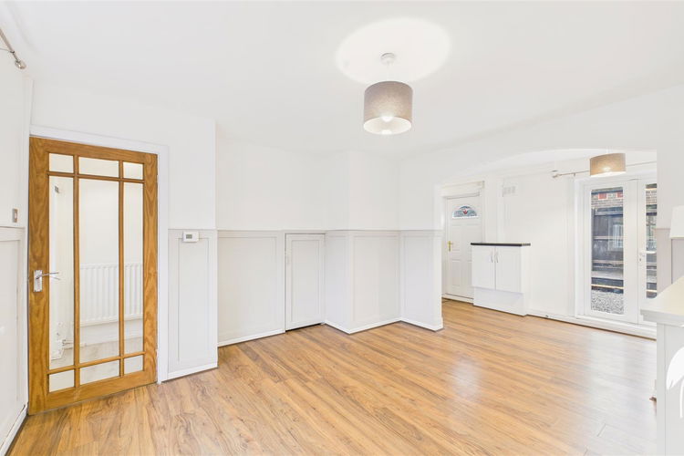 Lounge - Picture 3 of 16