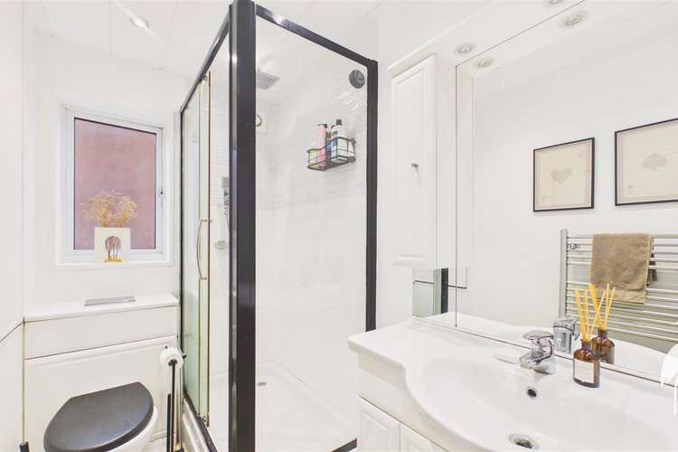 Shower Room - Picture 17 of 21