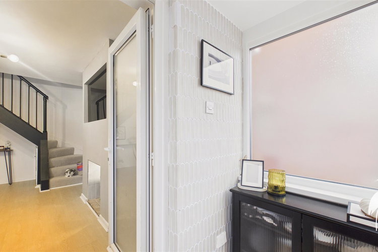 Entrance Porch - Picture 11 of 21