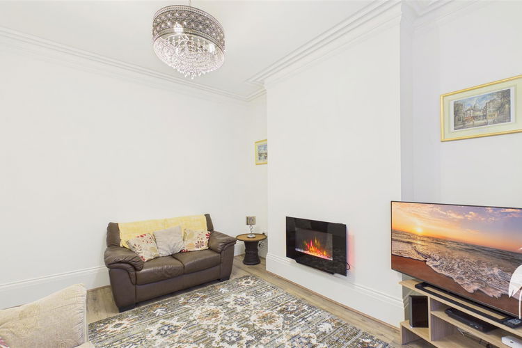 Lounge - Picture 3 of 23