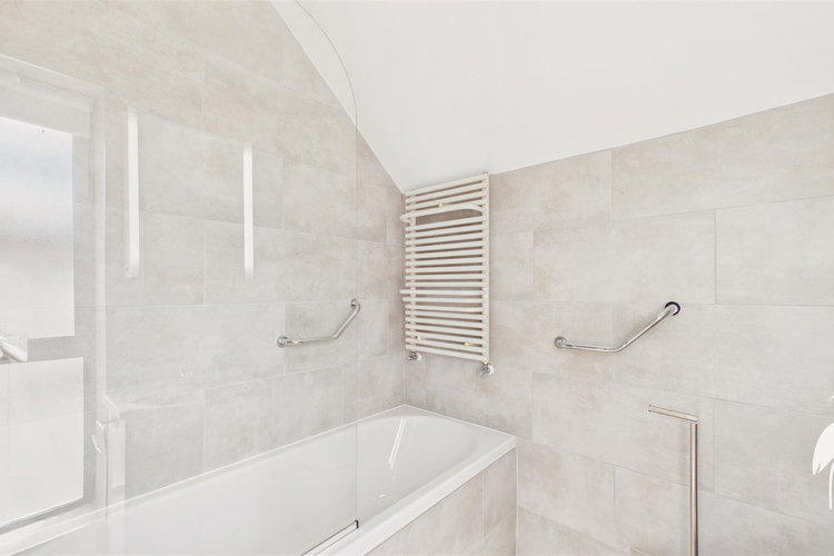 En Suite Bathroom - Picture 32 of 40