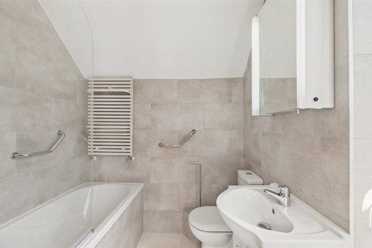 En Suite Bathroom - Picture 33 of 40