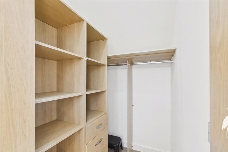 Walk In Wardrobe - Picture 34 of 40