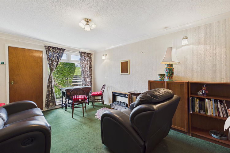 Lounge - Picture 3 of 15