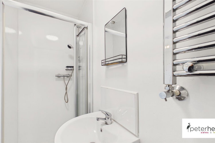 En suite Showerroom - Picture 14 of 22