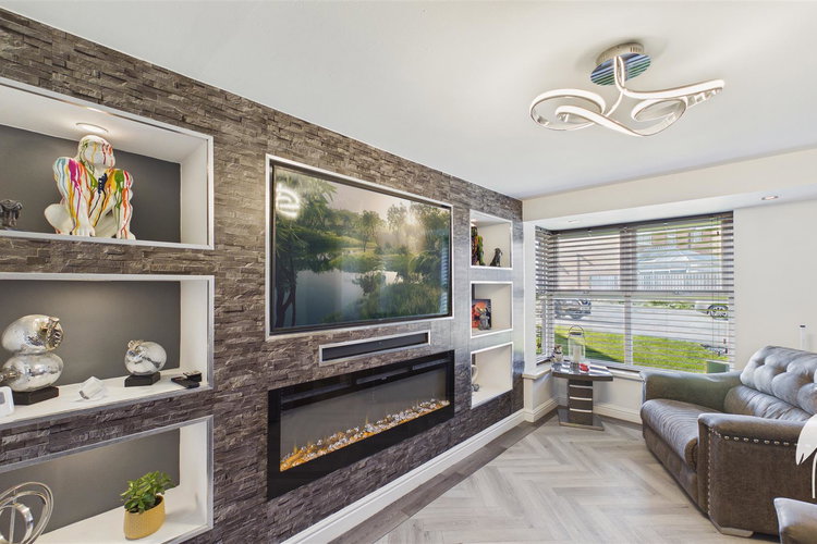 Lounge - Picture 2 of 29