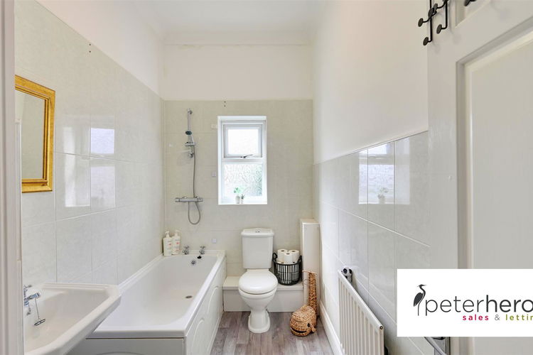 Bathroom - Picture 9 of 10