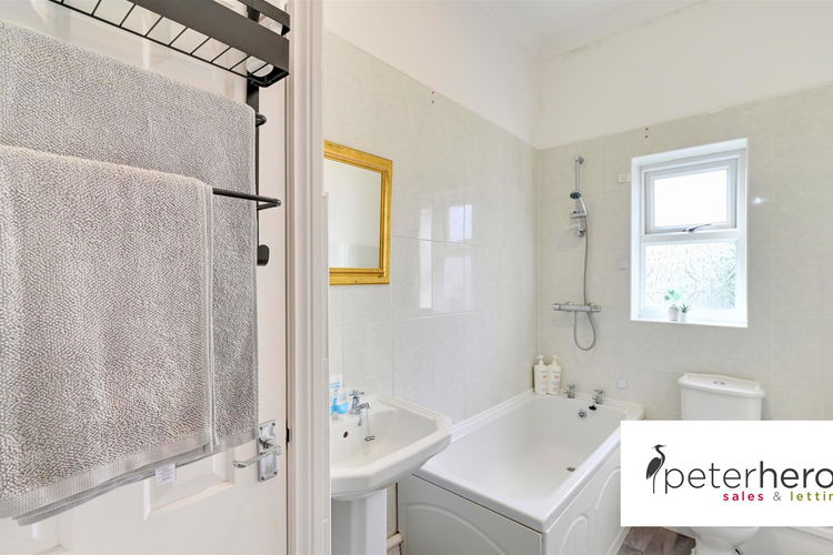 Bathroom - Picture 10 of 10