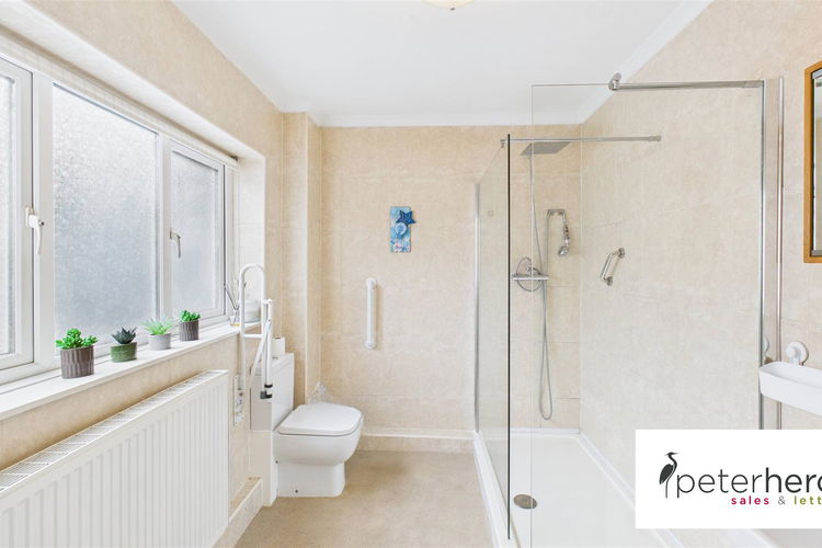 Shower Room - Picture 6 of 12