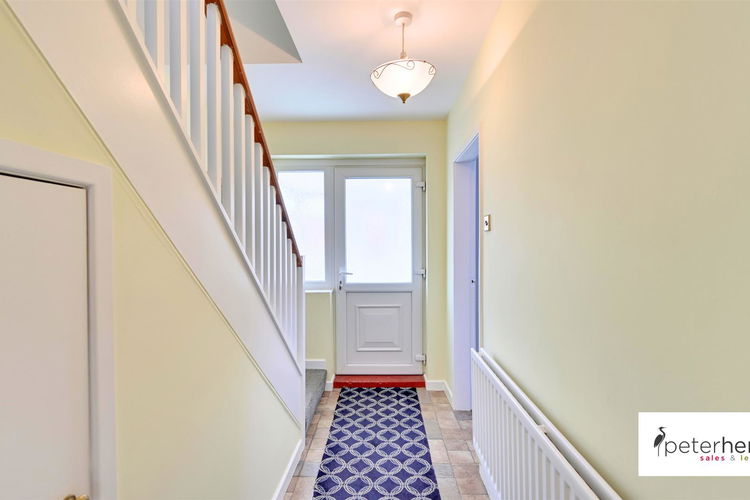 Hall - Picture 8 of 18