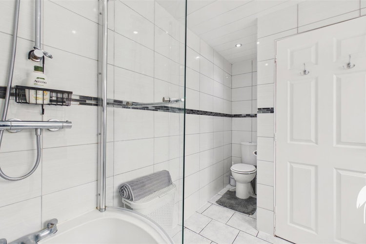 Bathroom - Picture 10 of 18