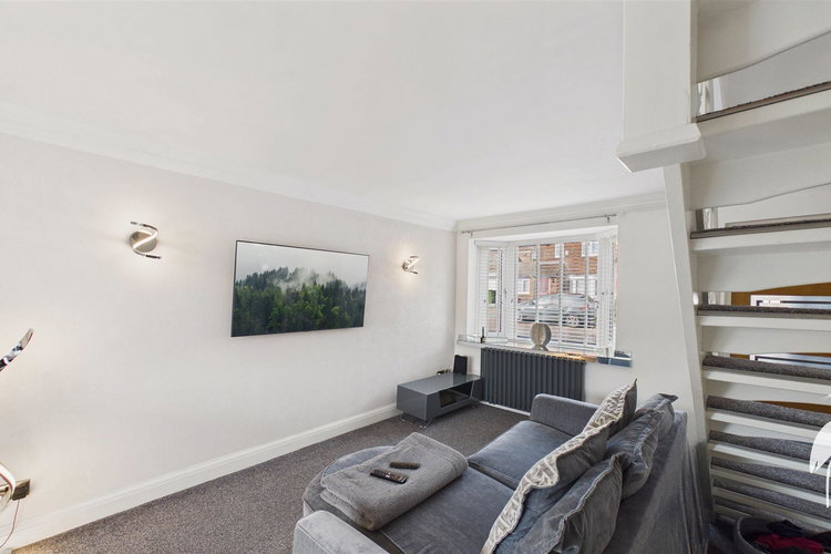 Lounge - Picture 2 of 19