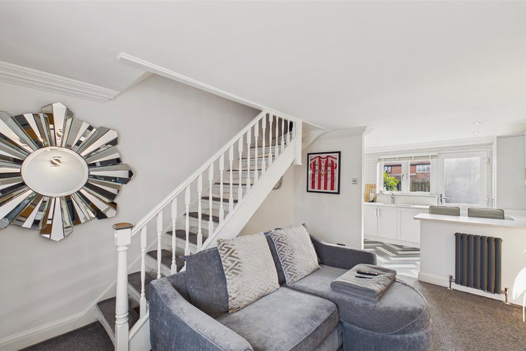 Lounge - Picture 3 of 19