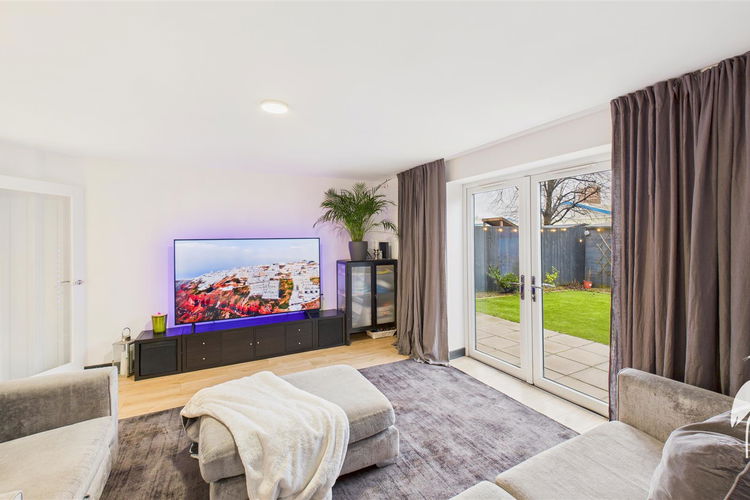 Lounge - Picture 2 of 24