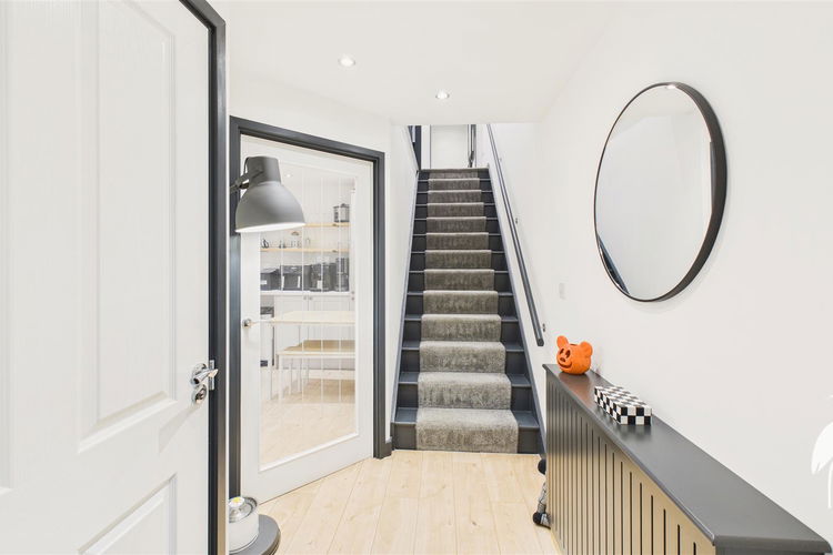 Entrance Hall - Picture 11 of 24