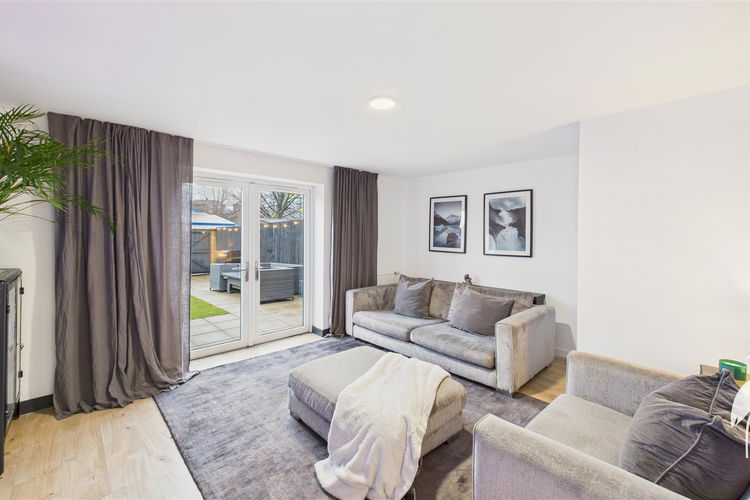 Lounge - Picture 3 of 24