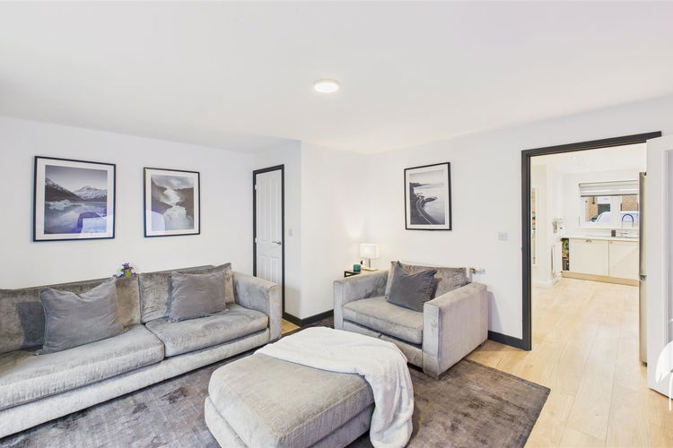 Lounge - Picture 4 of 24