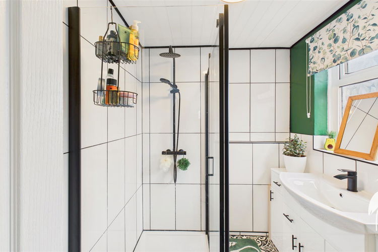 Shower Room - Picture 13 of 14