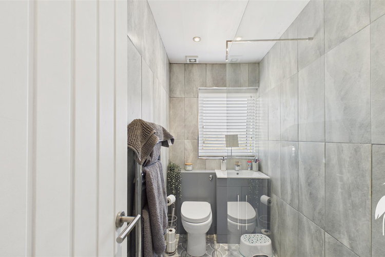 Shower Room - Picture 14 of 19