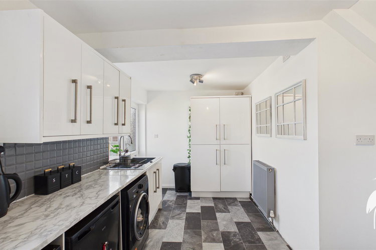 Kitchen - Picture 9 of 34