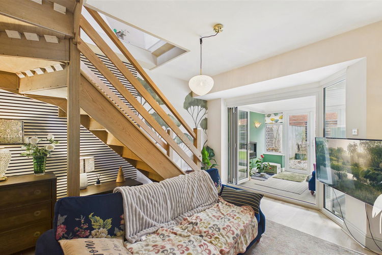 Lounge - Picture 2 of 29