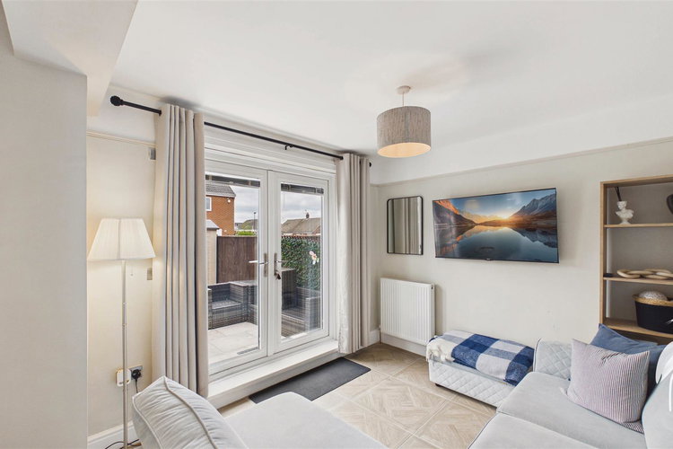 Living Area - Picture 7 of 32