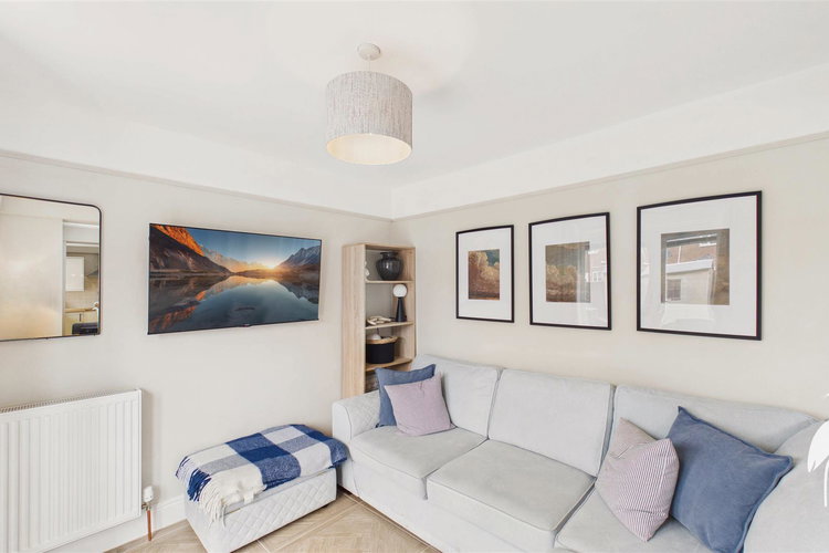 Living Area - Picture 8 of 32