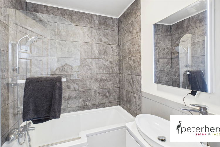 Family Bathroom - Picture 35 of 42