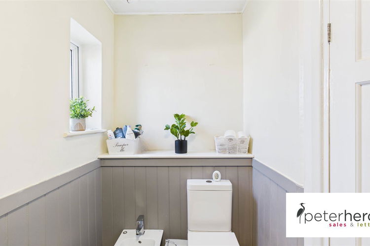 Family Bathroom - Picture 36 of 42