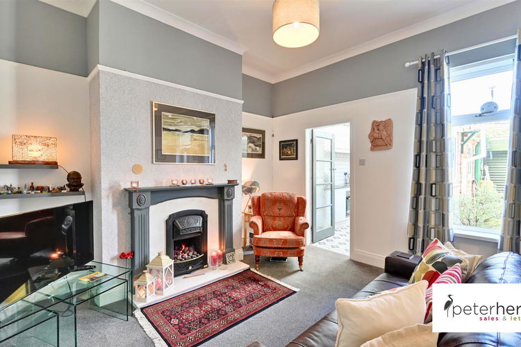 Lounge - Picture 2 of 17