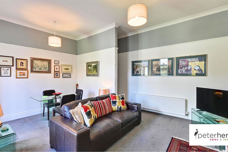 Lounge - Picture 3 of 17