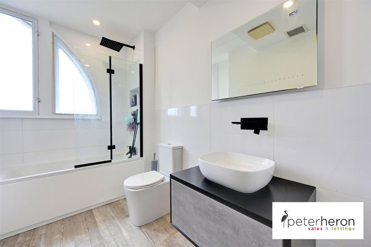 Bathroom - Picture 10 of 13