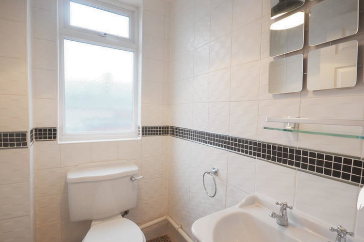 Washroom - Picture 12 of 12