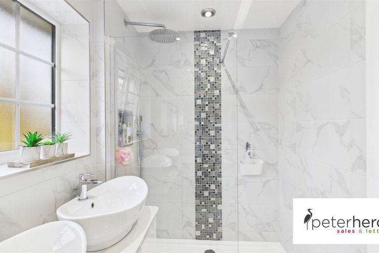 Family Bathroom - Picture 32 of 45