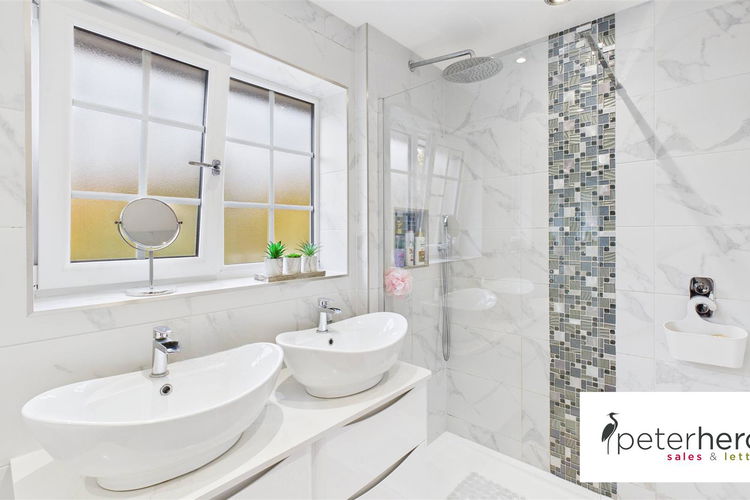 Family Bathroom - Picture 33 of 45