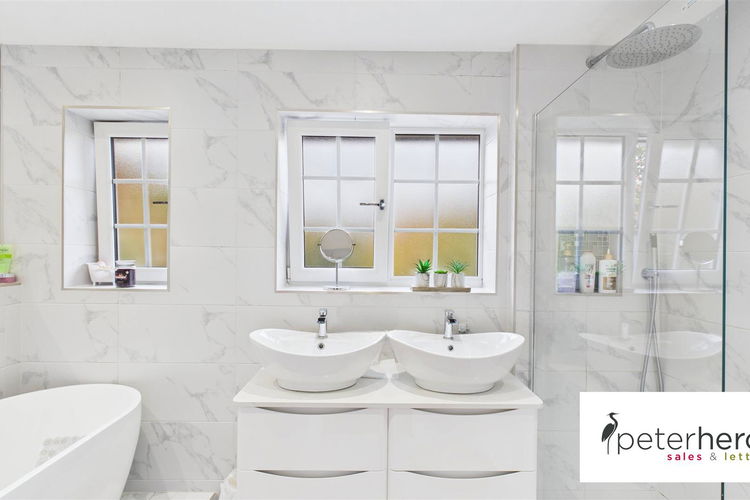 Family Bathroom - Picture 34 of 45