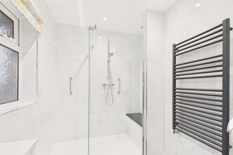 Shower Room - Picture 14 of 17