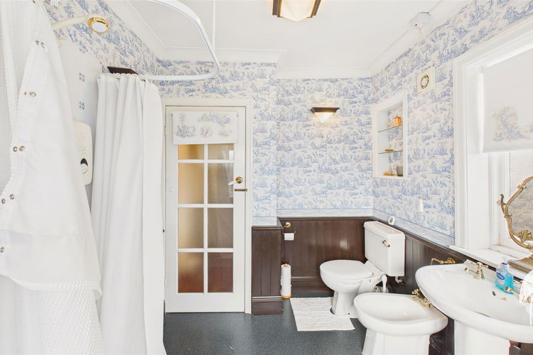 Bathroom - Picture 25 of 34