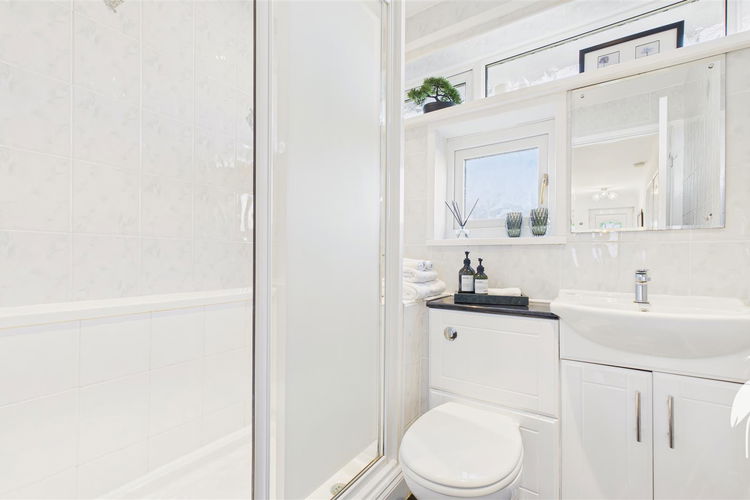 Shower Room - Picture 13 of 17