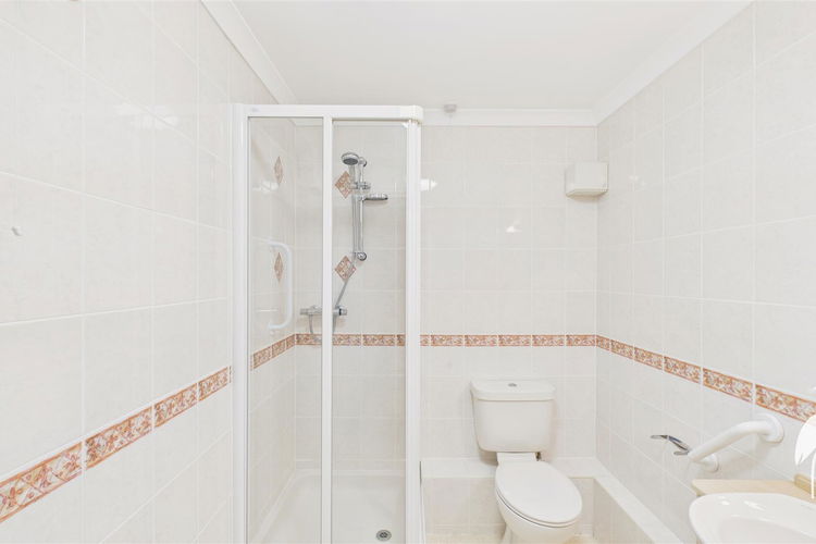 En Suite Showerroom - Picture 11 of 32