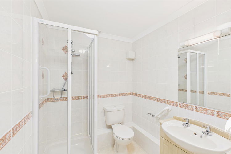 En Suite Showerroom - Picture 12 of 32