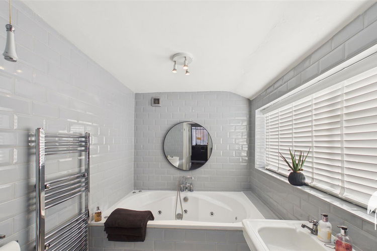 Bathroom - Picture 10 of 30