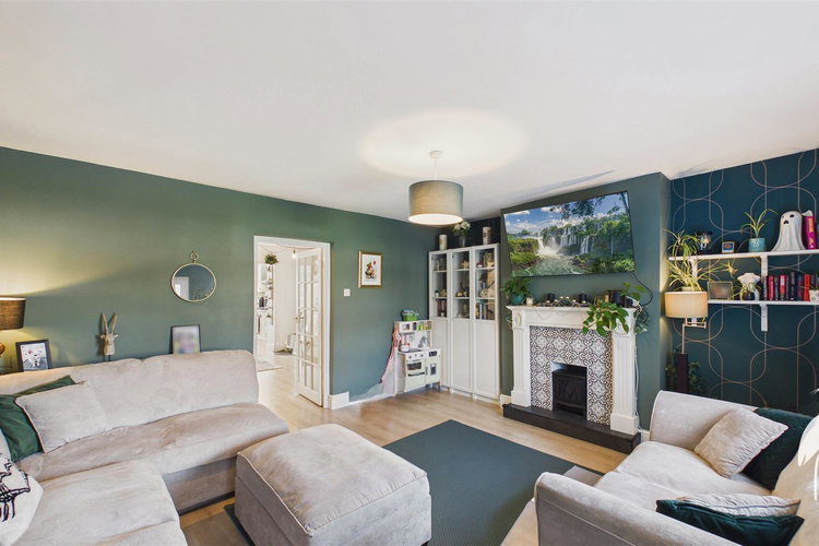 Lounge - Picture 2 of 22