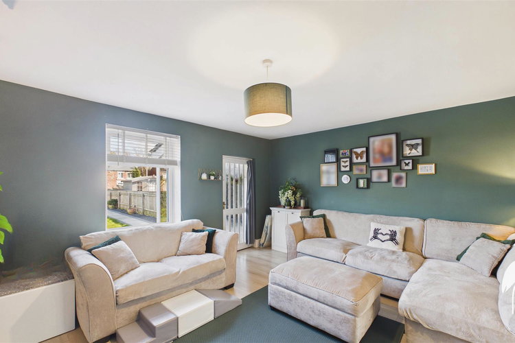 Lounge - Picture 3 of 22