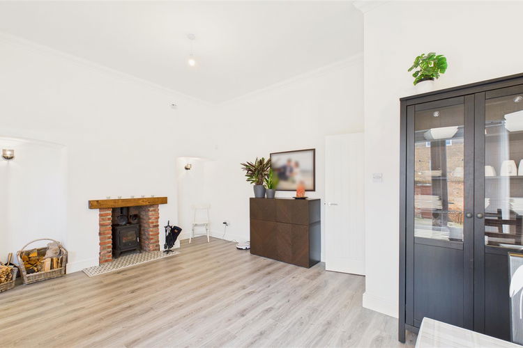 Lounge/Dining Room - Picture 4 of 23