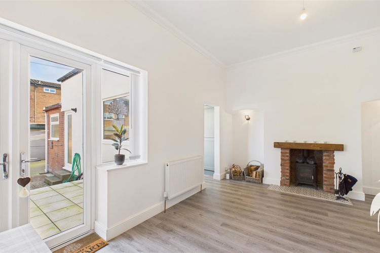 Lounge/Dining Room - Picture 7 of 23